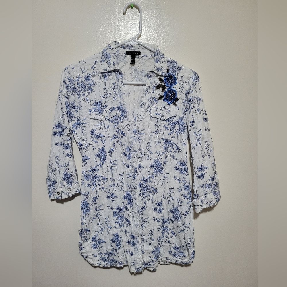 Fang Meduim White And Blue Floral Top‎